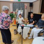 Podziękowania i wręczenie kwiatów uczestnikom Klubu Seniora za głośne Narodowe Czytanie