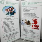 zdjęcie przedstawia roll-up Miejskiego Ośrodka Pomocy Społecznej Centrum Opieki Socjalnej w Zduńskiej Woli oraz roll-up Punktu ds. Przemocy Domowej