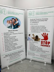 zdjęcie przedstawia roll-up Miejskiego Ośrodka Pomocy Społecznej Centrum Opieki Socjalnej w Zduńskiej Woli oraz roll-up Punktu ds. Przemocy Domowej