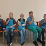 Dzieci jedzą lody