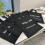 Zdjęcie przestawia torby bawełniane przeznaczone dla wszystkich uczestniczek projektu socjalnego z logo „Usłysz Siebie – odwaga zaczyna się od słów”
