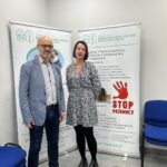 Na zdjęciu widoczny jest pan Krzysztof Bejmert - Dyrektor Miejskiego Ośrodka Pomocy Społecznej Centrum Opieki Socjalnej w Zduńskiej Woli wraz z panią Katarzyną Kopcik – psychoterapeutą z Punktu ds. Przemocy Domowej