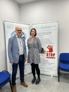 Na zdjęciu widoczny jest pan Krzysztof Bejmert - Dyrektor Miejskiego Ośrodka Pomocy Społecznej Centrum Opieki Socjalnej w Zduńskiej Woli wraz z panią Katarzyną Kopcik – psychoterapeutą z Punktu ds. Przemocy Domowej