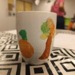 Kubek z namalowanym drzewem i dynią