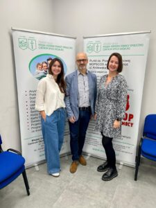 Na zdjęciu widoczny jest pan Krzysztof Bejmert - Dyrektor Miejskiego Ośrodka Pomocy Społecznej Centrum Opieki Socjalnej w Zduńskiej Woli wraz z panią Katarzyną Kopcik – psychoterapeutą z Punktu ds. Przemocy Domowej oraz panią Anną Nowosad – starszym specjalistą pracy socjalnej