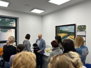 Na zdjęciu przedstawiony jest Dyrektor MOPSCOS w Zduńskiej Woli wręczający torby bawełniane przeznaczone dla wszystkich uczestniczek projektu socjalnego z logo „Usłysz Siebie – odwaga zaczyna się od słów”