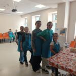 Dziewczynki stoją w kolejce do doświadczenia chemicznego