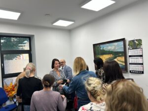 Na zdjęciu przedstawiony jest Dyrektor MOPSCOS w Zduńskiej Woli wraz z panią Katarzyną Kopcik wręczających torby bawełniane przeznaczone dla wszystkich uczestniczek projektu socjalnego z logo „Usłysz Siebie – odwaga zaczyna się od słów”