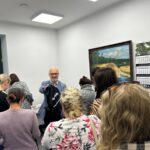 Na zdjęciu przedstawiony jest Dyrektor MOPSCOS w Zduńskiej Woli wręczający torby bawełniane przeznaczone dla wszystkich uczestniczek projektu socjalnego z logo „Usłysz Siebie – odwaga zaczyna się od słów”