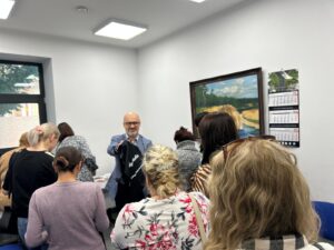 Na zdjęciu przedstawiony jest Dyrektor MOPSCOS w Zduńskiej Woli wręczający torby bawełniane przeznaczone dla wszystkich uczestniczek projektu socjalnego z logo „Usłysz Siebie – odwaga zaczyna się od słów”