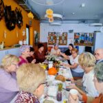 Zdjęcie Seniorek przy wspólnym stole, degustujące przetwory z okazji Jesiennego spotkania