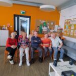 Wspólne pamiątkowe zdjęcie Seniorów po seansie filmowym