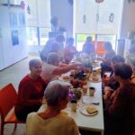 Zdjęcie Seniorek przy wspólnym stole, degustujące przetwory z okazji Jesiennego spotkania