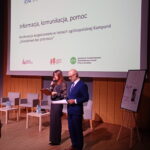 Pani Katarzyna Balzam Kierownik Działu Zdrowia i Polityki Społecznej Urzędu Miasta Zduńska Wola i Pan Krzysztof Bejmert Dyrektor MOPSCOS w Zduńskiej Woli wita gości, prelegentów i uczestników konferencji