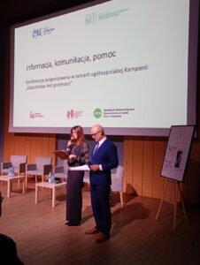 Pani Katarzyna Balzam Kierownik Działu Zdrowia i Polityki Społecznej Urzędu Miasta Zduńska Wola i Pan Krzysztof Bejmert Dyrektor MOPSCOS w Zduńskiej Woli wita gości, prelegentów i uczestników konferencji