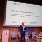 Pan Konrad Pokora Prezydent Miasta Zduńska Wola wita gości, prelegentów i uczestników konferencji