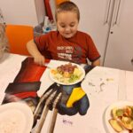 Chłopiec patrzy na owoce na talerzu