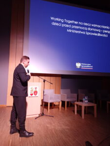 Pan Piotr Bogacki prezentuje uczestnikom przygotowany temat