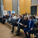 Uczestnicy konferencji patrzą na prezentację