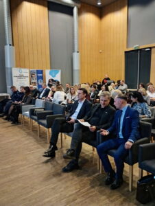 Uczestnicy konferencji patrzą na prezentację