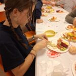 Dziewczynka kroi owoce