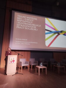 Pani Monika Wojtczak prezentuje uczestnikom przygotowany temat