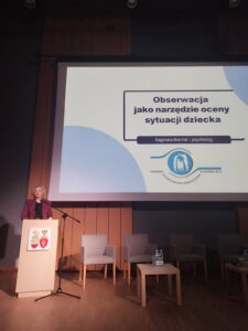 Pani Dagmara Biernat prezentuje uczestnikom przygotowany temat