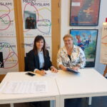 Pani Elżbieta Stępniak i Pani Iwona Królewiak siedzą i rejestrują uczestników