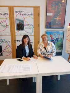 Pani Elżbieta Stępniak i Pani Iwona Królewiak siedzą i rejestrują uczestników