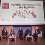 Pięć osób siedzi na fotelach i odpowiada na pytania prowadzącego