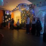 Dzieci występują na scenie w przedstawieniu