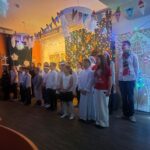 Dzieci wspólnie śpiewają pastorałkę na scenie