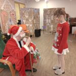 Mikołaj wręcza paczkę dziewczynce