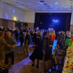 Seniorzy tańczą przy muzyce