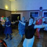 Seniorzy tańczą przy muzyce