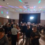 Seniorzy tańczą przy muzyce