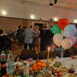 DJ-wodzirej na scenie, obsługuje sprzęt grający