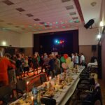 Seniorzy tańczą przy muzyce