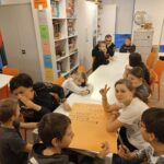 Dzieci wykonują plakat z zasadami