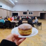 Słodki poczęstunek w postaci pączków z okazji „Tłustego czwartku”