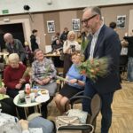 Prezydent Miasta rozdaje Seniorką kwiaty z okazji Dnia Kobiet