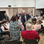 Prezydent Miasta rozdaje Seniorką kwiaty z okazji Dnia Kobiet